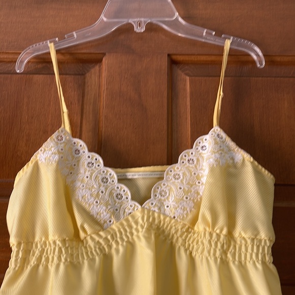 Beautiful pale yellow and white eyelet Cami size S - Picture 3 of 8